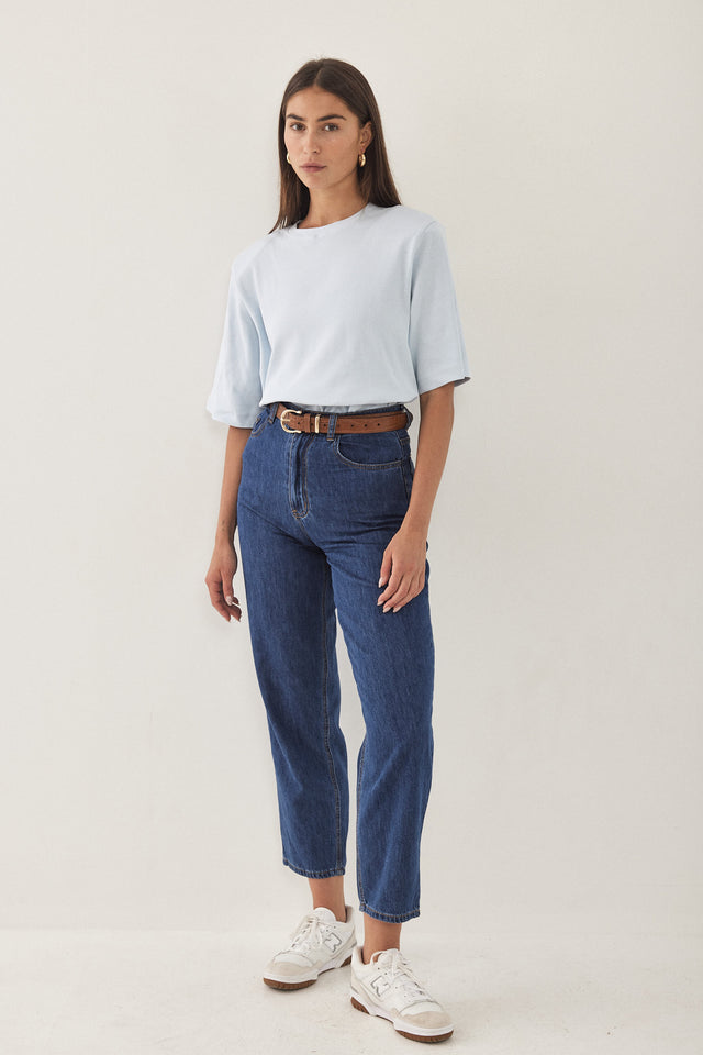 טישרט בייסיק ריב עם כריות כתפיים נשלפות תכלת