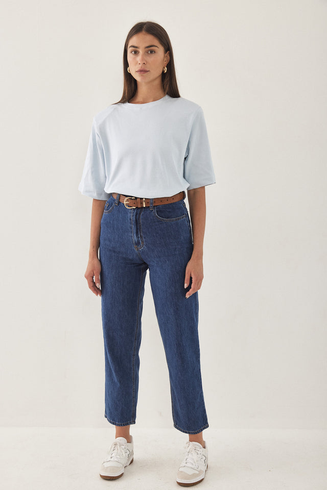 טישרט בייסיק ריב עם כריות כתפיים נשלפות תכלת