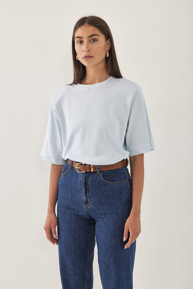 טישרט בייסיק ריב עם כריות כתפיים נשלפות תכלת