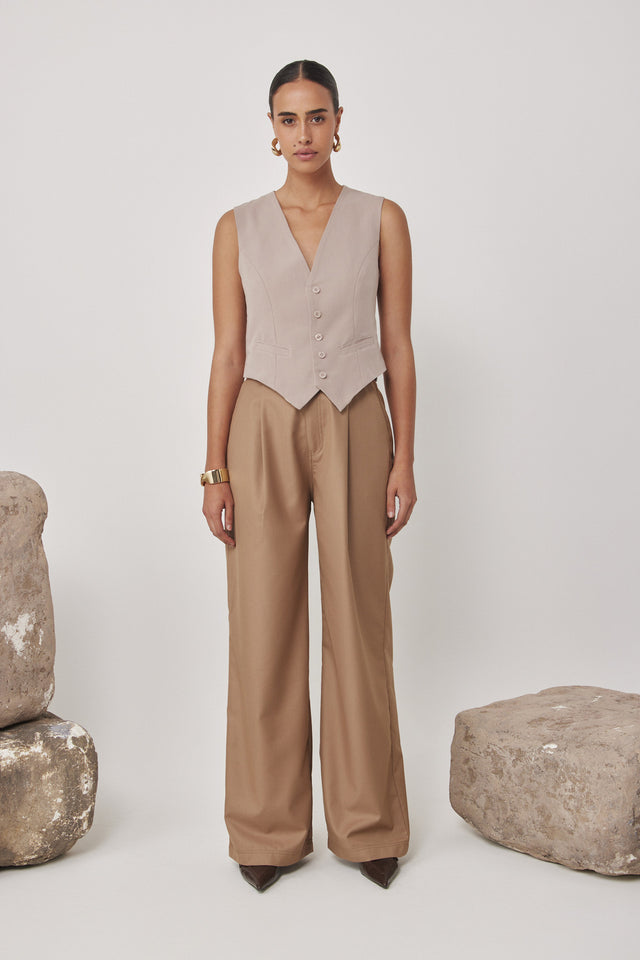 וסט מחוייט מפתח וי בז׳