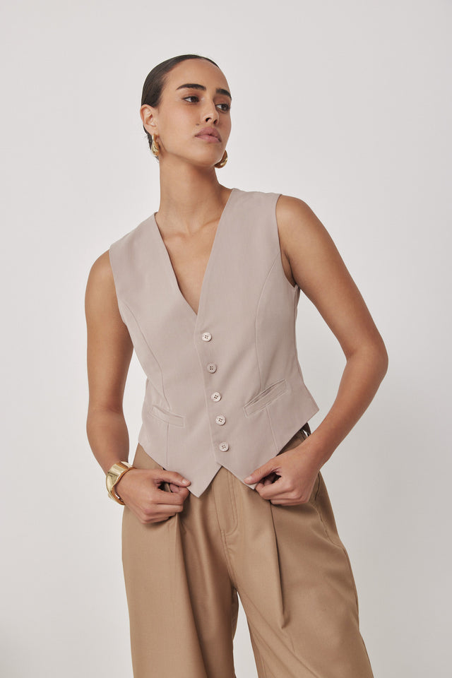 וסט מחוייט מפתח וי בז׳