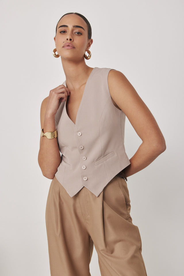 וסט מחוייט מפתח וי בז׳