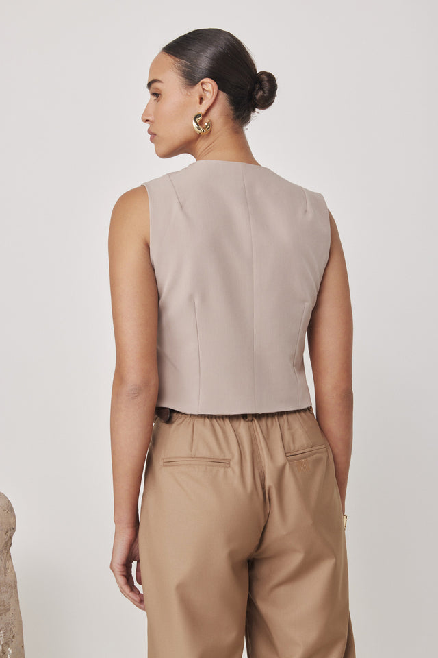 וסט מחוייט מפתח וי בז׳