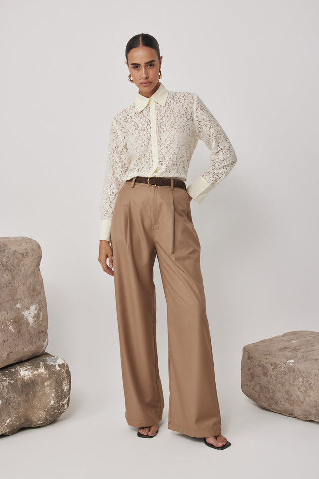 מכנסי פרצל מחוייטים מתרחבים קאמל