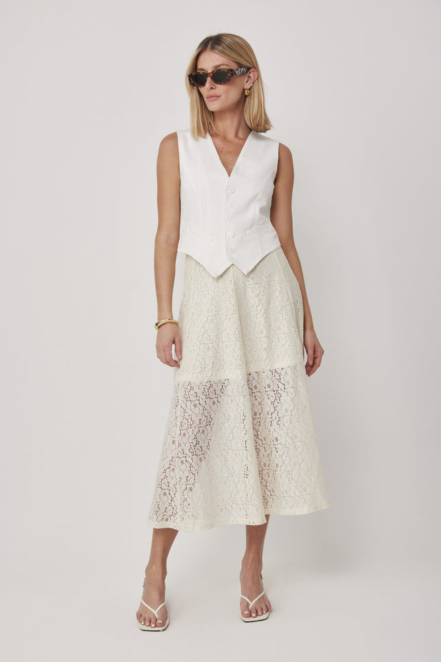 וסט מחוייט מפתח וי לבן