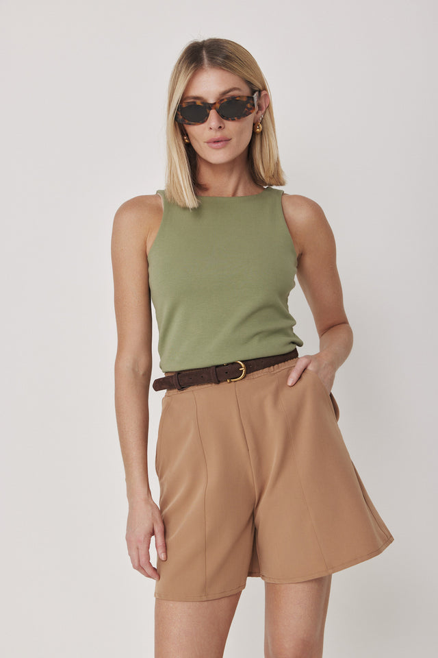 מכנסיים מחוייטים בייגל ברמודה רוכסן קאמל