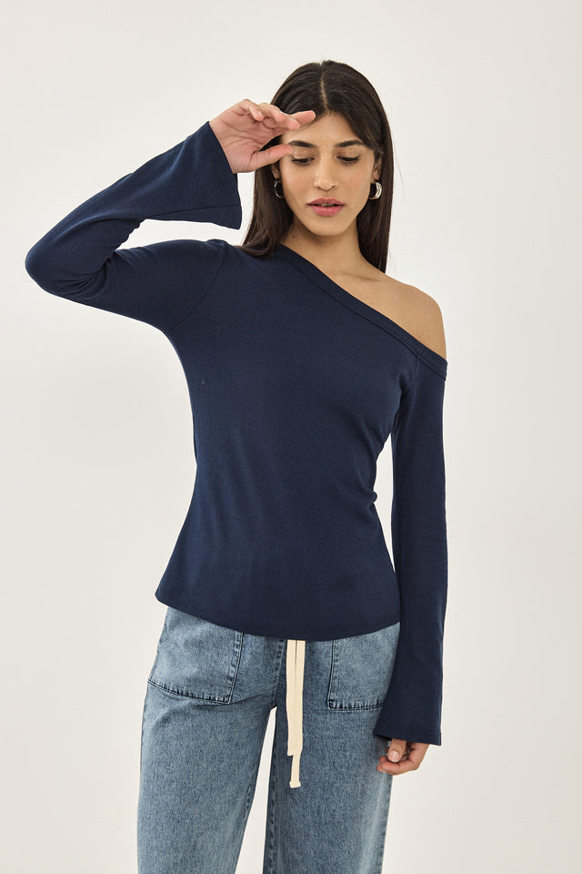 חולצה אוף שולדר אסימטרית שרוולי פעמון נייבי