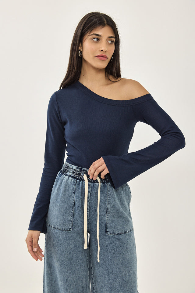 חולצה אוף שולדר אסימטרית שרוולי פעמון נייבי