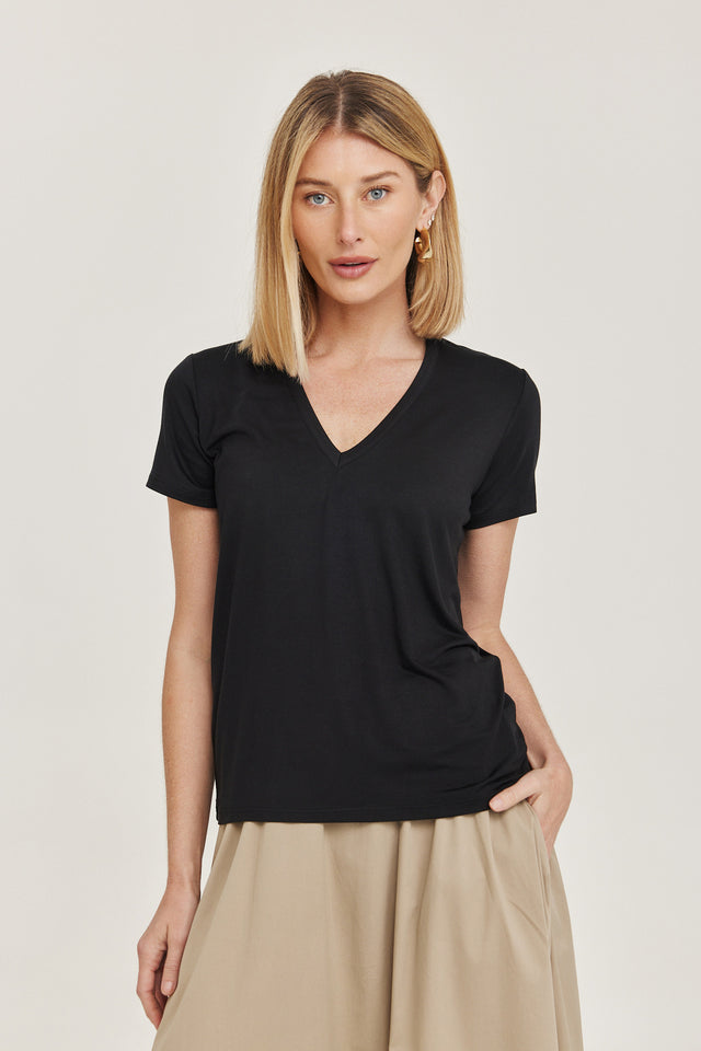 חולצת T מודל קוקיז מפתח וי שרוולים קצרים שחורה