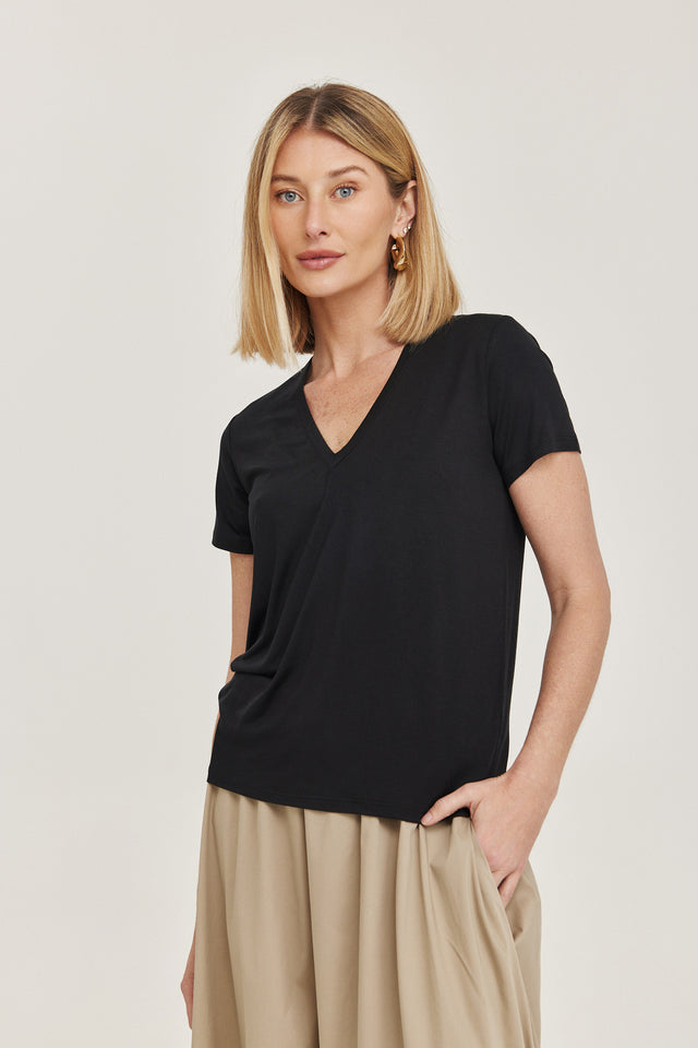 חולצת T מודל קוקיז מפתח וי שרוולים קצרים שחורה