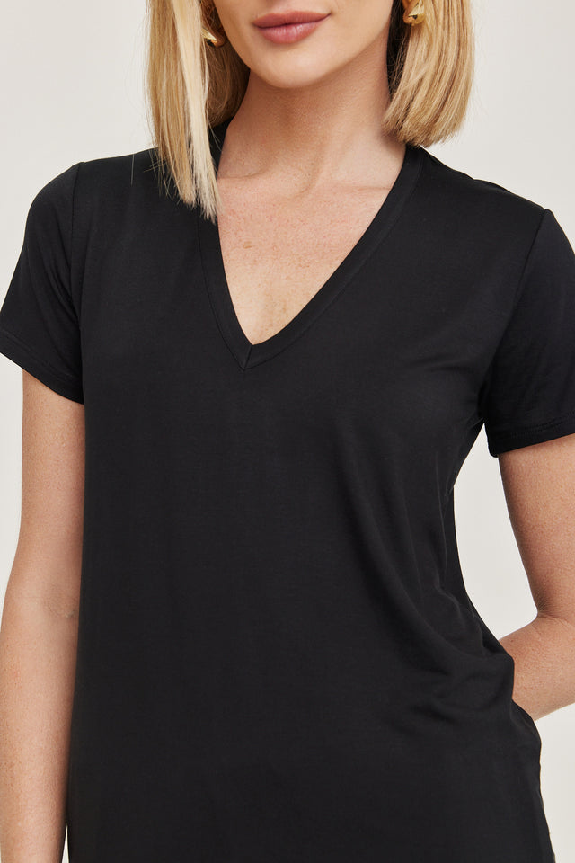 חולצת T מודל קוקיז מפתח וי שרוולים קצרים שחורה