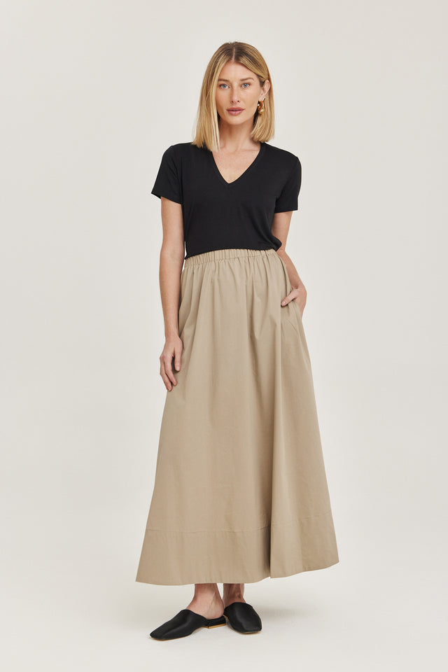 חולצת T מודל קוקיז מפתח וי שרוולים קצרים שחורה