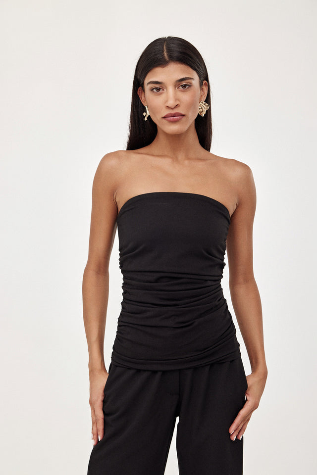 סטרפלס עם כיווצים ומפתח עגול קמור