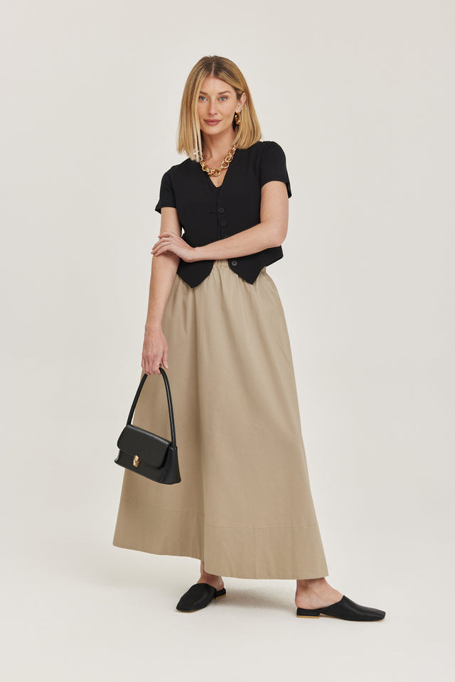 חולצת T מודל קוקיז מפתח וי שרוולים קצרים שחורה