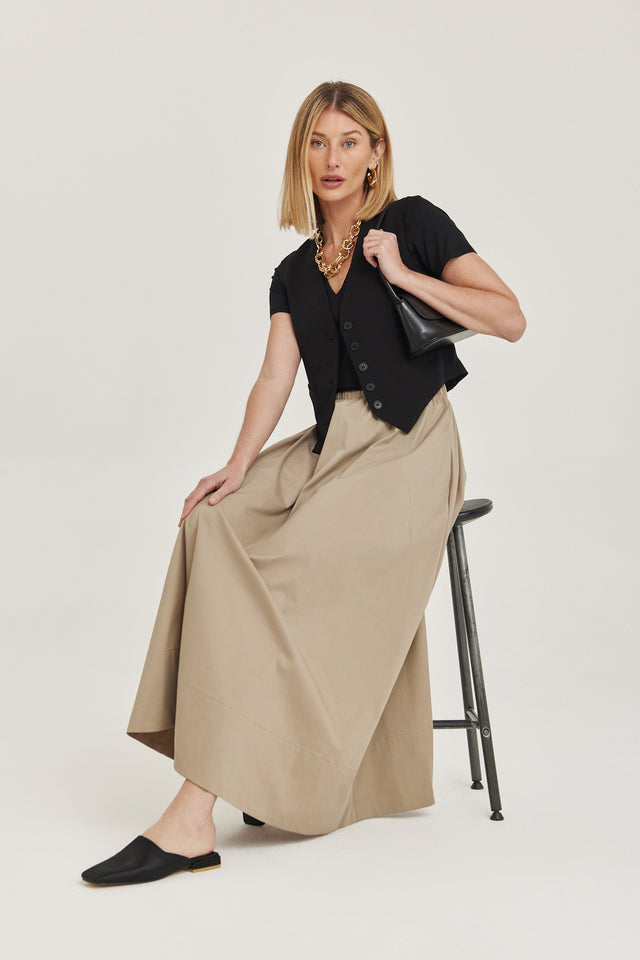 וסט פנה קוטה מחוייט מפתח וי שחור