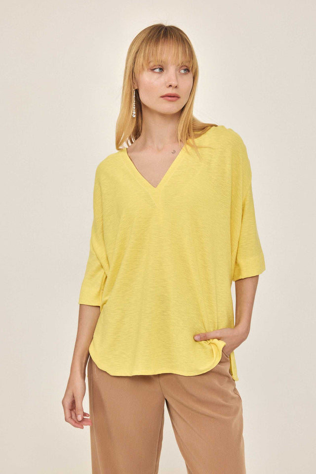חולצה מפתח וי כיווצים בכתפיים קצרה צהובה