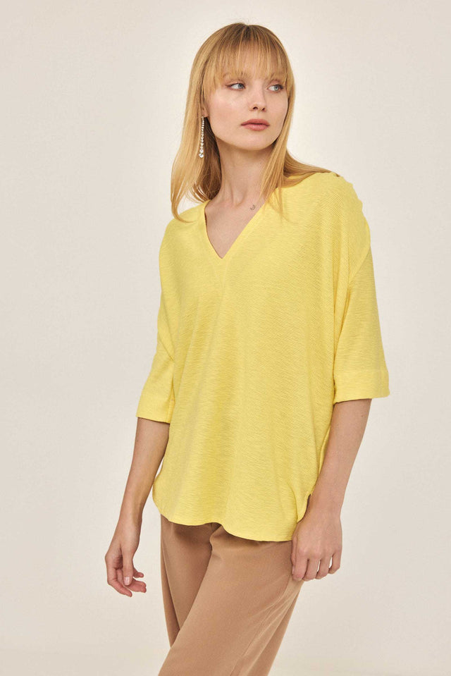 חולצה מפתח וי כיווצים בכתפיים קצרה צהובה
