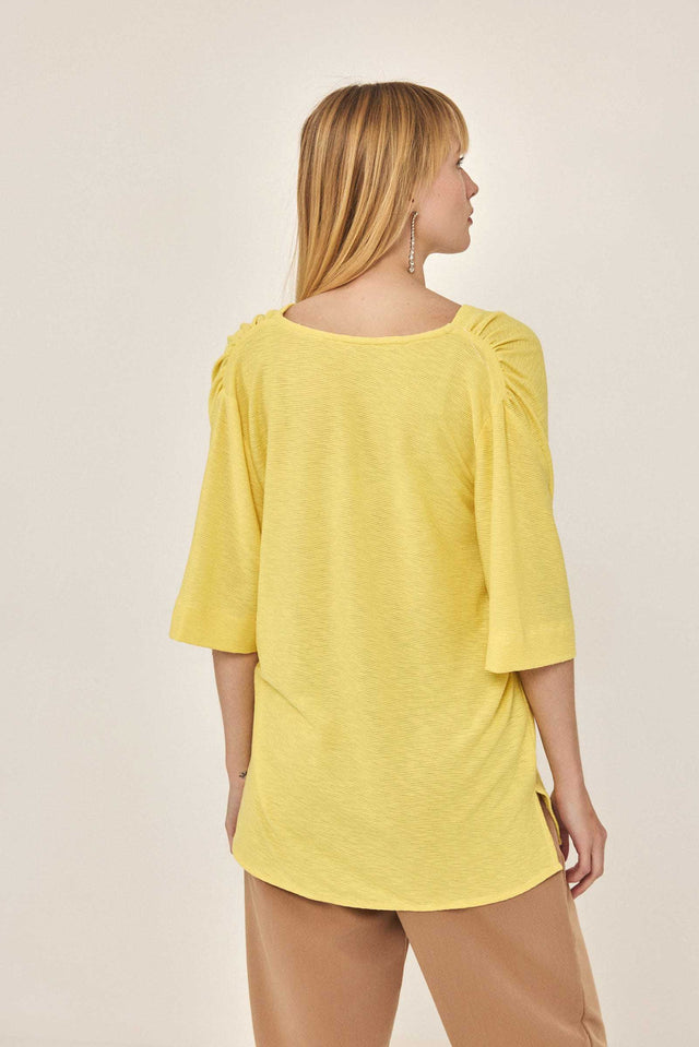 חולצה מפתח וי כיווצים בכתפיים קצרה צהובה