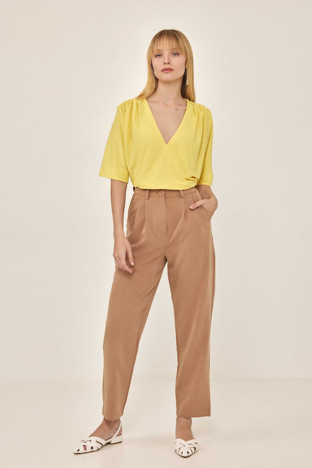 חולצה מפתח וי כיווצים בכתפיים קצרה צהובה