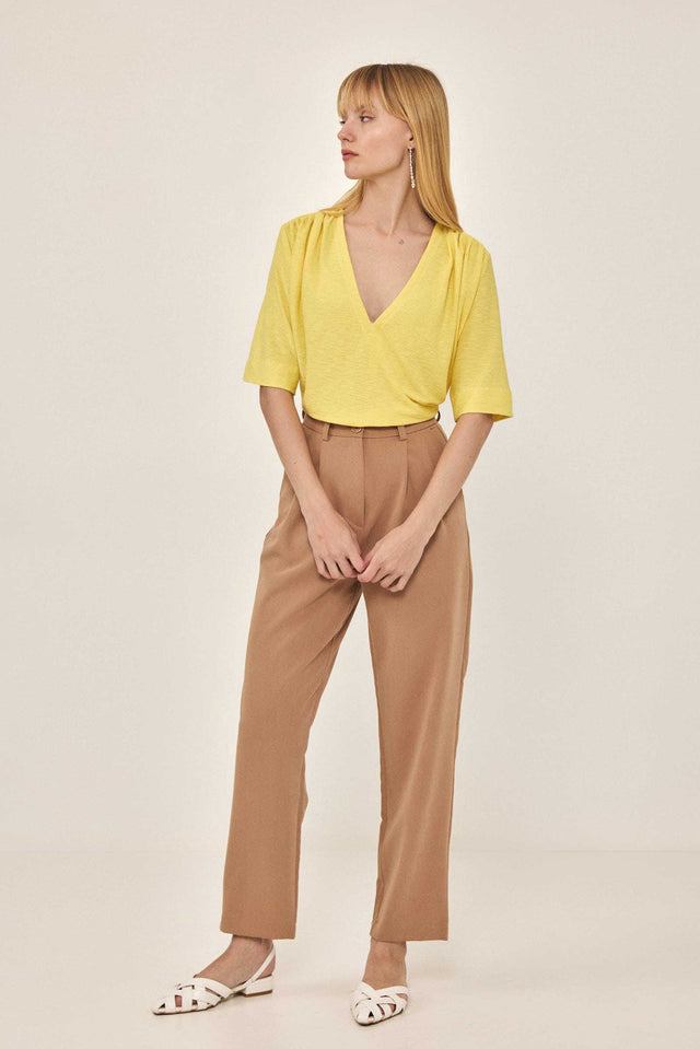 חולצה מפתח וי כיווצים בכתפיים קצרה צהובה