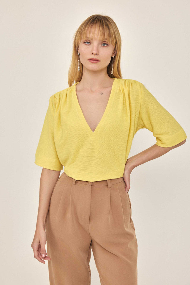 חולצה מפתח וי כיווצים בכתפיים קצרה צהובה
