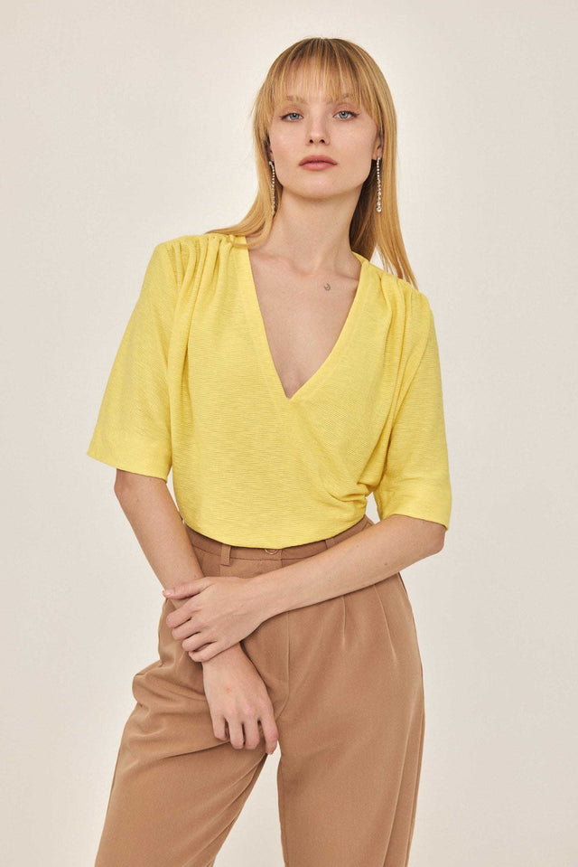 חולצה מפתח וי כיווצים בכתפיים קצרה צהובה