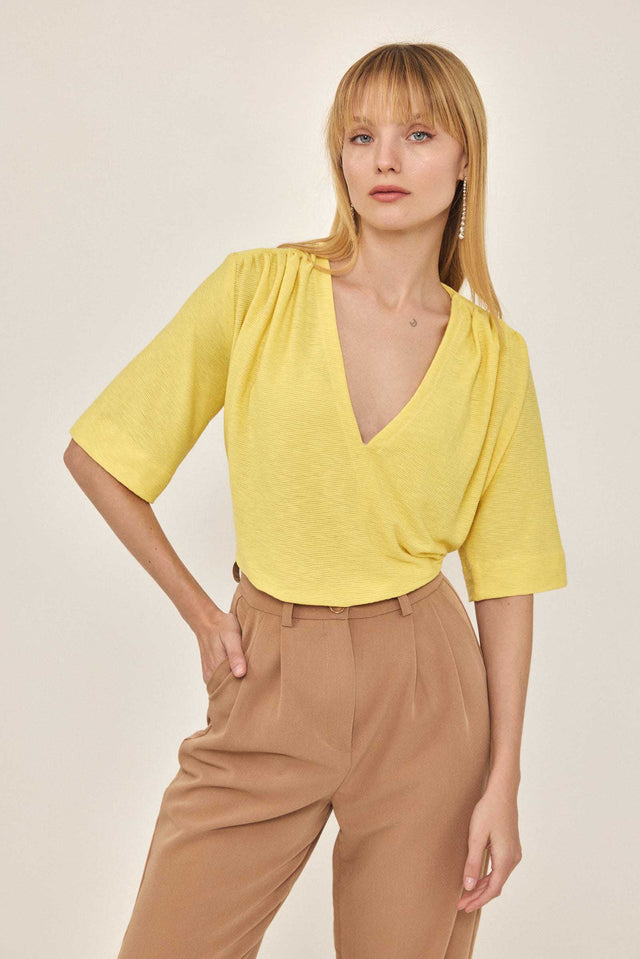 חולצה מפתח וי כיווצים בכתפיים קצרה צהובה