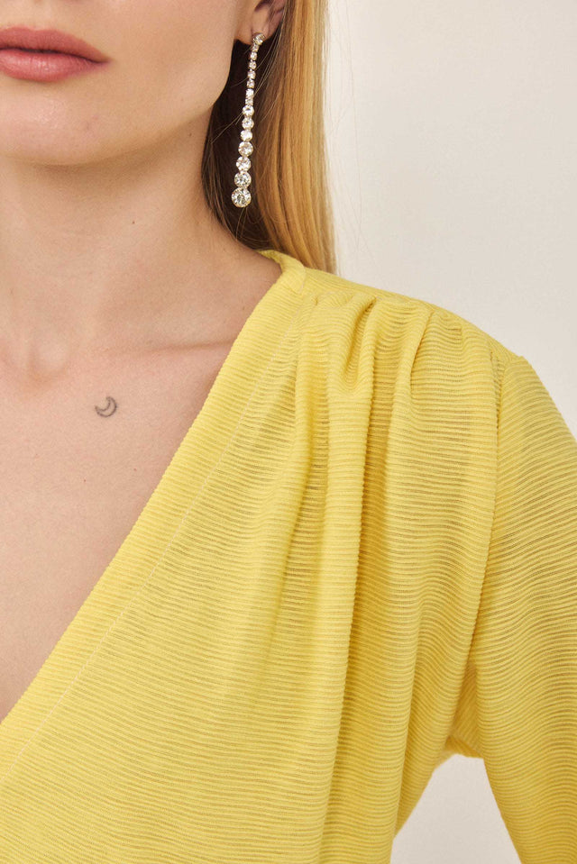 חולצה מפתח וי כיווצים בכתפיים קצרה צהובה