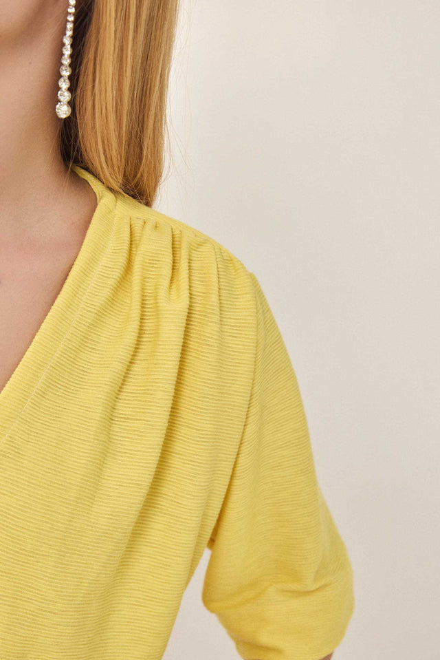 חולצה מפתח וי כיווצים בכתפיים קצרה צהובה