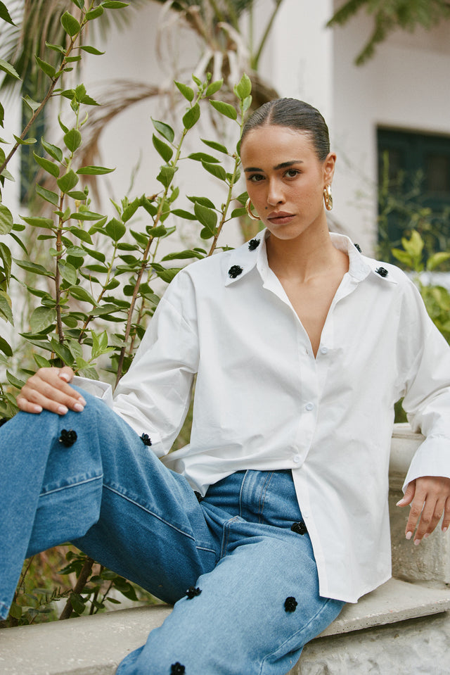 חולצה מכופתרת צווארון פרחים לבנה