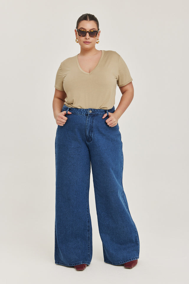 חולצת T מודל קוקיז מפתח וי שרוולים קצרים אבן