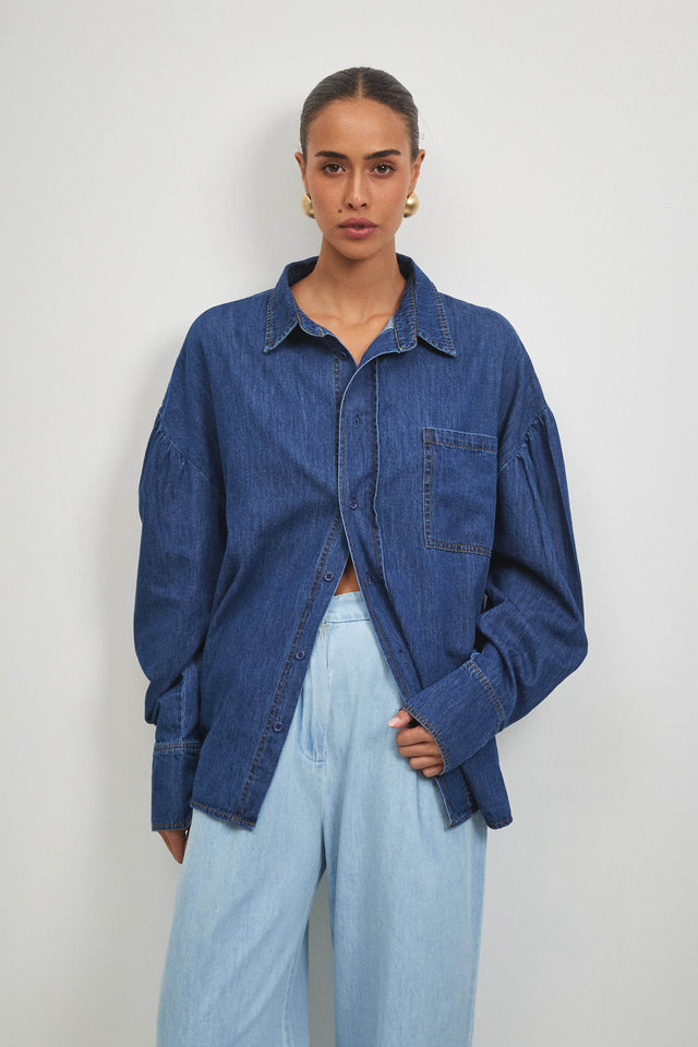 חולצת ג׳ינס פרפקט מכופתרת שרוולים תפוחים כחול כהה