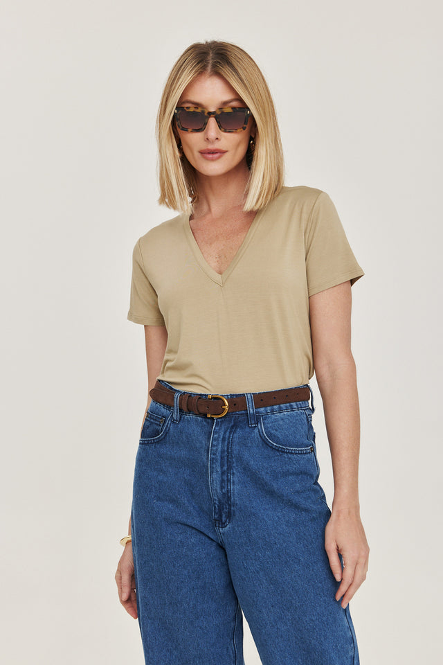 חולצת T מודל קוקיז מפתח וי שרוולים קצרים אבן