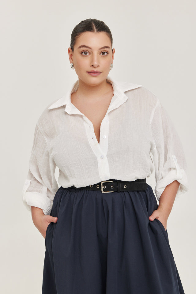 חולצה מכופתרת או-לה-לה בויפרנד שרוולים תפוחים שמנת