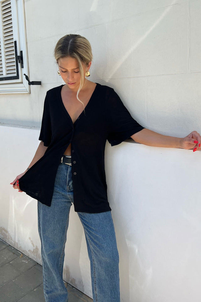 חולצת נינה מכופתרת שחורה קצרה