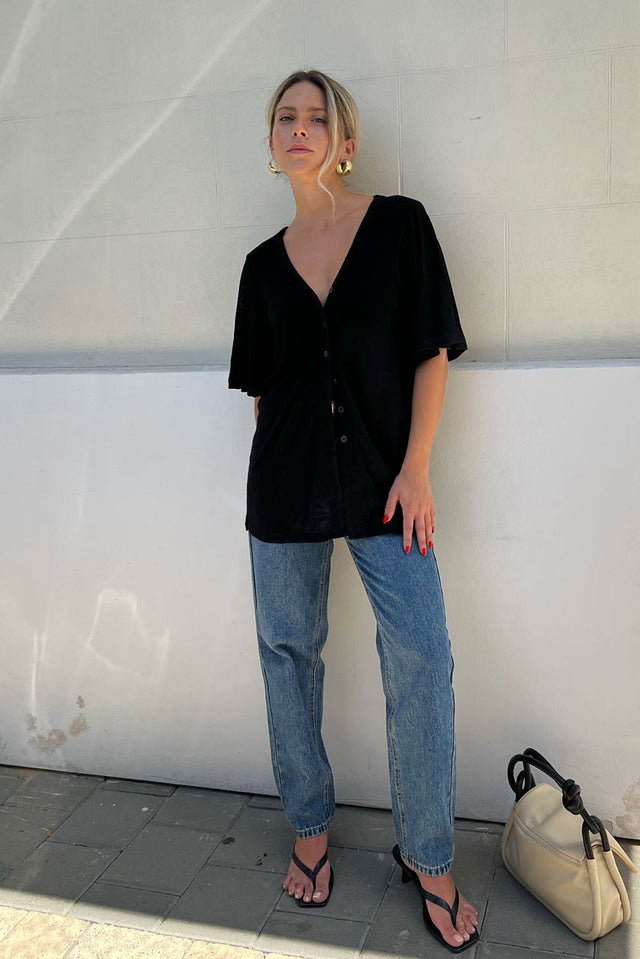 חולצת נינה מכופתרת שחורה קצרה