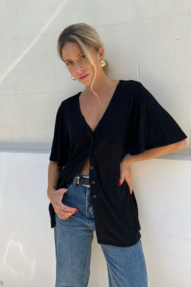 חולצת נינה מכופתרת שחורה קצרה