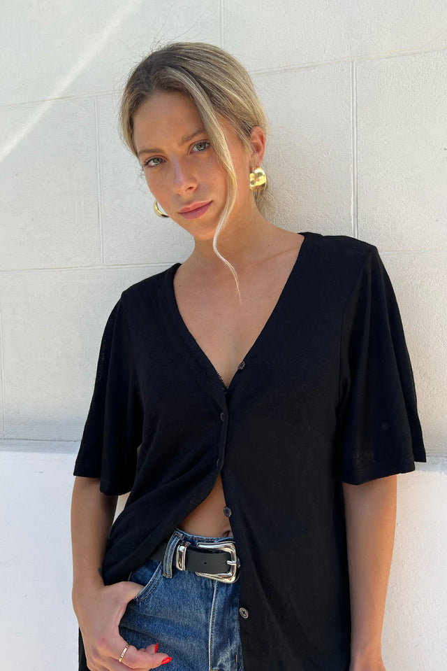 חולצת נינה מכופתרת שחורה קצרה