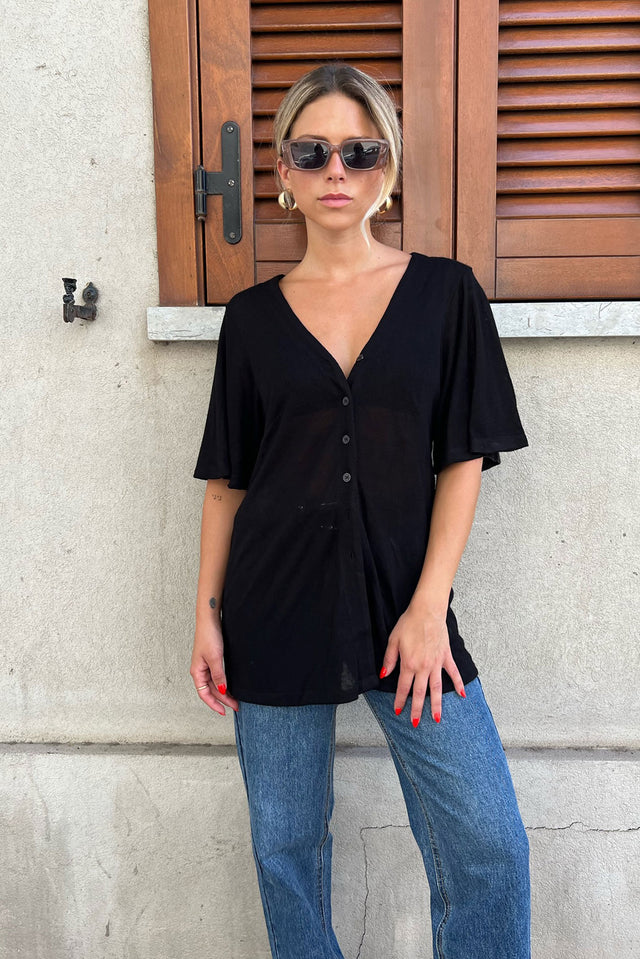 חולצת נינה מכופתרת שחורה קצרה