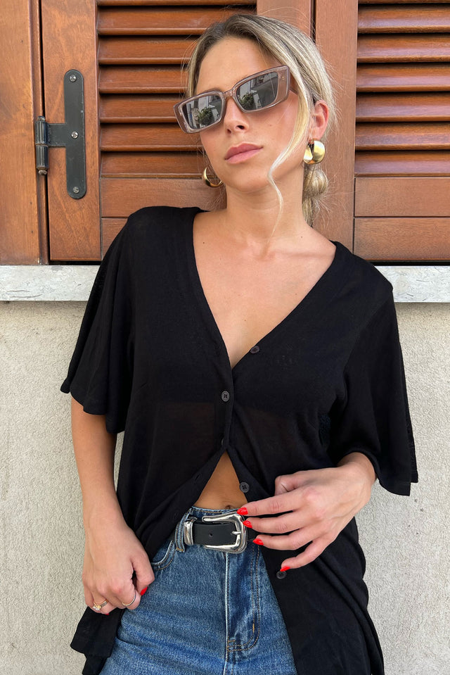 חולצת נינה מכופתרת שחורה קצרה