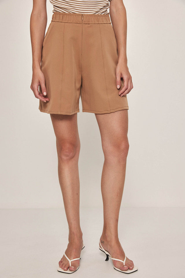 מכנסיים מחוייטים בייגל ברמודה רוכסן קאמל