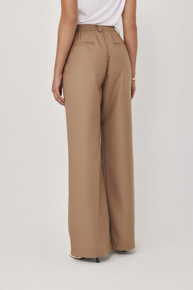 מכנסי פרצל מחוייטים מתרחבים קאמל