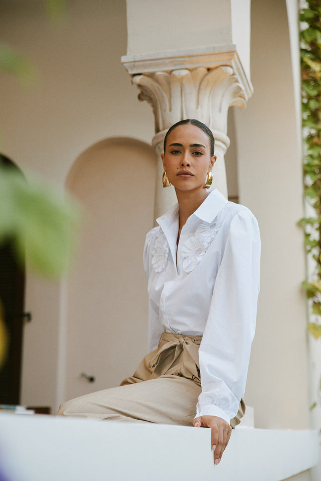 חולצה מכופתרת דיטייל פרחים לבנה