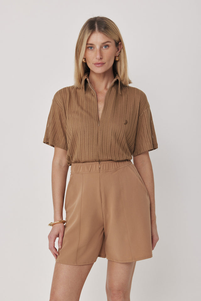 מכנסיים מחוייטים בייגל ברמודה רוכסן קאמל