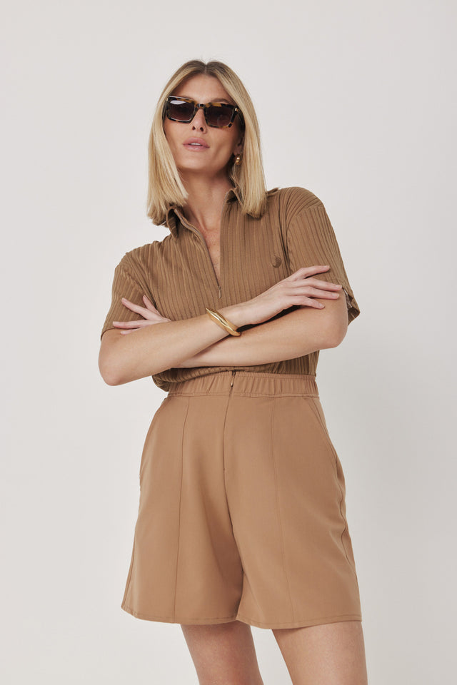 מכנסיים מחוייטים בייגל ברמודה רוכסן קאמל