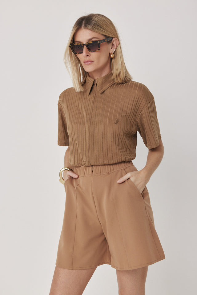 מכנסיים מחוייטים בייגל ברמודה רוכסן קאמל