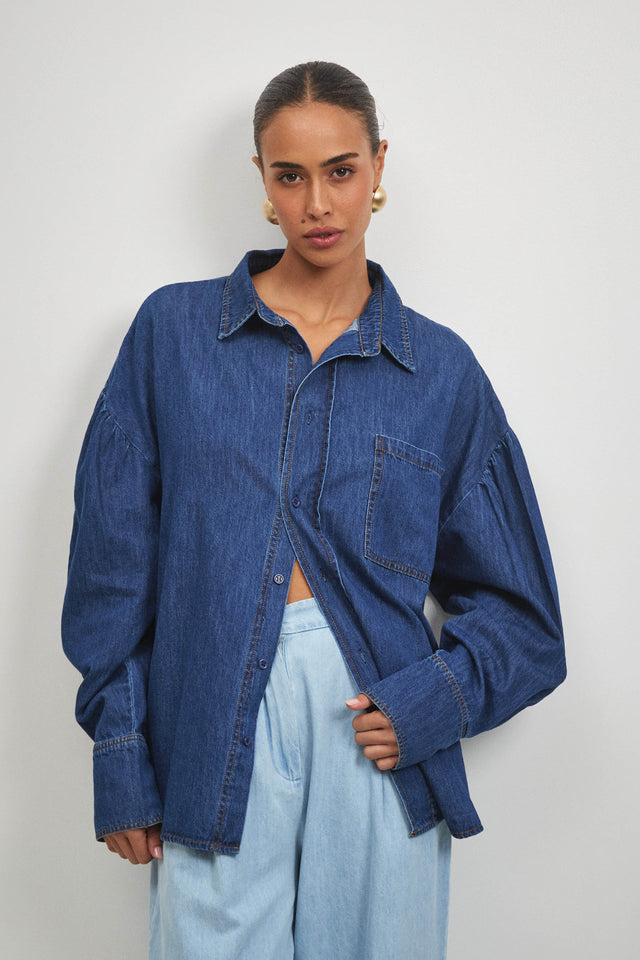 חולצת ג׳ינס פרפקט מכופתרת שרוולים תפוחים כחול כהה