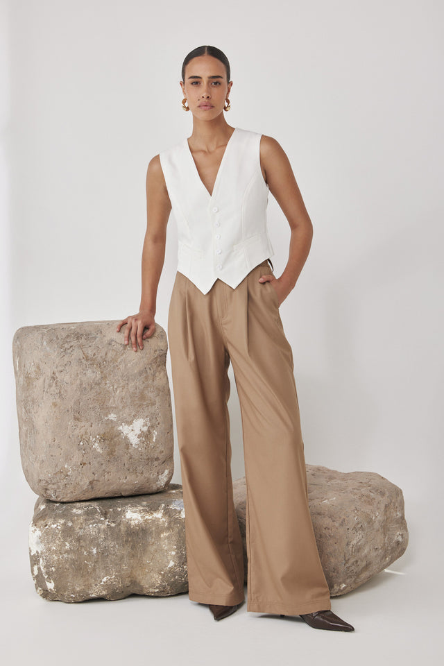 וסט מחוייט מפתח וי לבן