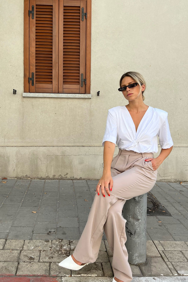 מכנסיים מחויטים בז' סיזאן