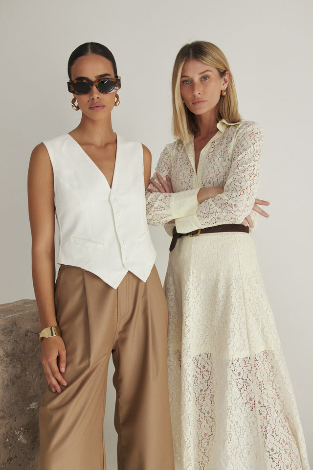 וסט מחוייט מפתח וי לבן